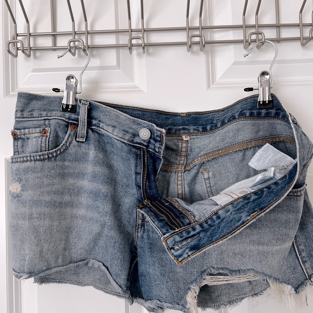 Levi's Women's Classic Blue Jean Shorts - Picture 4 of 9